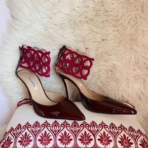 SOLDBurgundy/ purple strap Oscar de la Renta pumps
